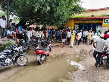 धौरहरा समिति में लगी यूरिया लेने वालों की भीड़। स्रोत ग्रामीण