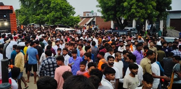 विहारेश्वरनाथ धाम जलाभिषेक को निकले श्रद्धालुओं संग निकली कलात्मक झांकी। संवाद विहारेश्वरनाथ धाम जलाभिषेक को निकले श्रद्धालुओं संग निकली कलात्मक झांकी। संवाद