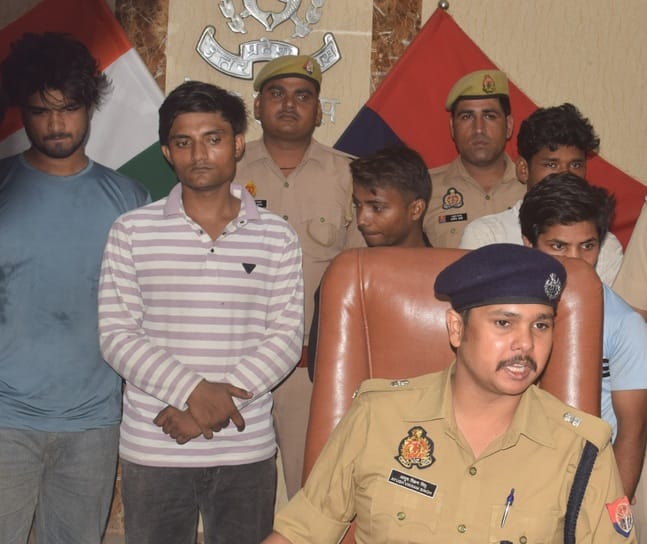 यह फोटो संवाद की हे कृपया स्रोत पुलिस न लिखे......मेरठ..कंवलजीत..लोहियानगर पुलिस ने पकडे वाहन च