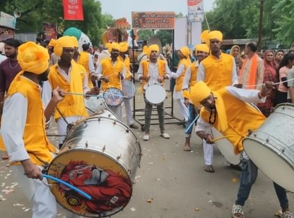 ऐसे निकल रही यात्रा