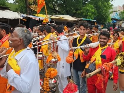 ऐसे निकल रही यात्रा