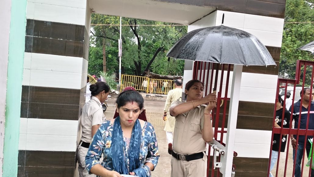 31जेएनडी11-परीक्षा कंद्र के अंदर अभ्यर्थियों की बायोमैट्रिक करते कर्मचारी। स्रोत : प्रशासन 31जेएनडी11-परीक्षा कंद्र के अंदर अभ्यर्थियों की बायोमैट्रिक करते कर्मचारी। स्रोत : प्रशासन