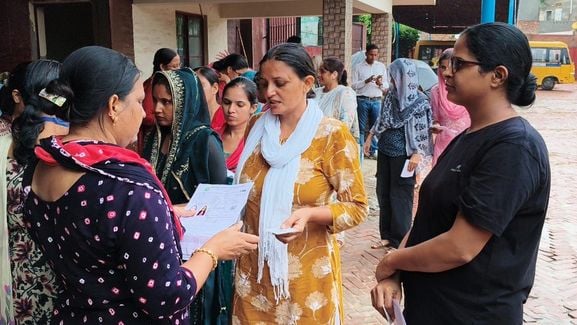 31जेएनडी11-परीक्षा कंद्र के अंदर अभ्यर्थियों की बायोमैट्रिक करते कर्मचारी। स्रोत : प्रशासन 31जेएनडी11-परीक्षा कंद्र के अंदर अभ्यर्थियों की बायोमैट्रिक करते कर्मचारी। स्रोत : प्रशासन