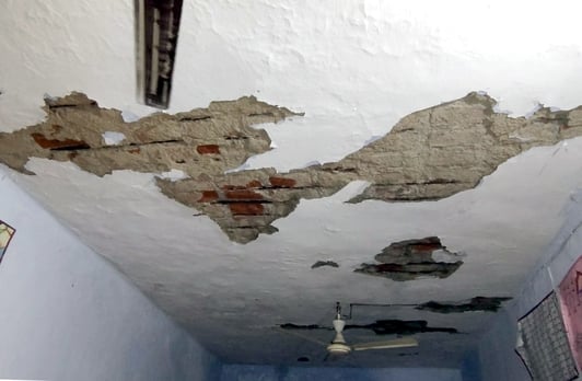 अफजलगढ़ के गांव खुशहालपुर में टिनशेड में पढ़ते विद्यार्थी। संवाद अफजलगढ़ के गांव खुशहालपुर में टिनशेड में पढ़ते विद्यार्थी। संवाद