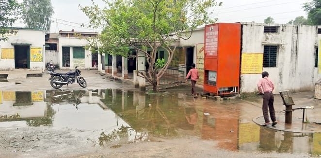 अफजलगढ़ के गांव खुशहालपुर में टिनशेड में पढ़ते विद्यार्थी। संवाद अफजलगढ़ के गांव खुशहालपुर में टिनशेड में पढ़ते विद्यार्थी। संवाद