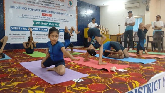 बाल भवन में आयोजित जिला स्तरीय योगासन खेल प्रतियोगिता में भाग लेते प्रतिभागी। संवाद