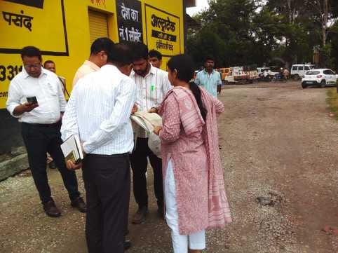 फोटो 1,2 ठाकुरद्वारा नगर के सीएचसी परिसर में स्थित होम्योपैथिक चिकित्सालय और शेड के अभाव में धू फोटो 1,2 ठाकुरद्वारा नगर के सीएचसी परिसर में स्थित होम्योपैथिक चिकित्सालय और शेड के अभाव में धू