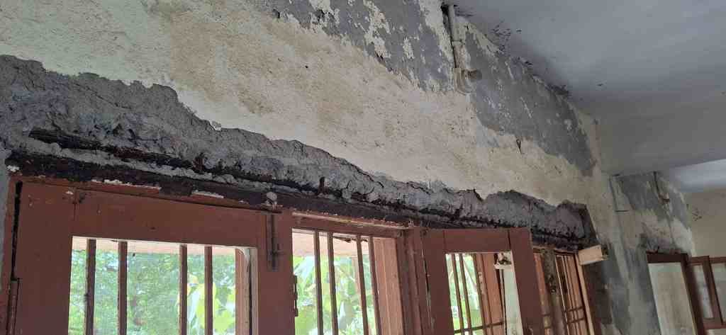 -फोटो 56 : स्कूल में रखे आरओ वाटर कूलर की टूटी टोंटियों को दिखाते शिक्षक। संवाद -फोटो 56 : स्कूल में रखे आरओ वाटर कूलर की टूटी टोंटियों को दिखाते शिक्षक। संवाद