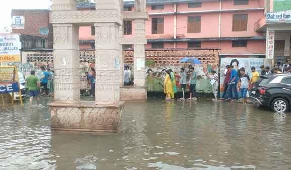 -फोटो 62 : परीक्षा संपन्न होने के बाद केंद्र से बाहर लौटते परीक्षार्थी। संवाद -फोटो 62 : परीक्षा संपन्न होने के बाद केंद्र से बाहर लौटते परीक्षार्थी। संवाद