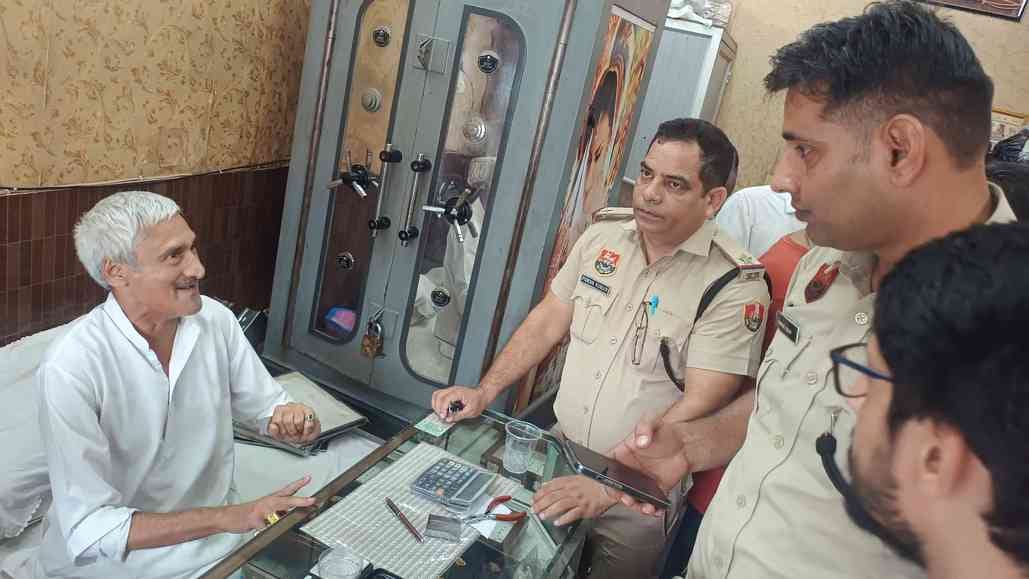 -फोटो 64 : दुकानदार से घटनाक्रम के बारे में जानकारी लेते थाना शहर प्रबंधक निरीक्षक दिनकर यादव व