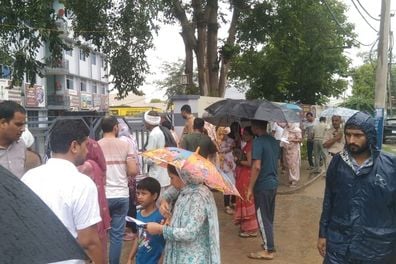 फोटो संख्या:75- राजकीय महिला महाविद्यालय परीक्षा केंद्र पर परिक्षार्थियों की जांच करते टीम--सं