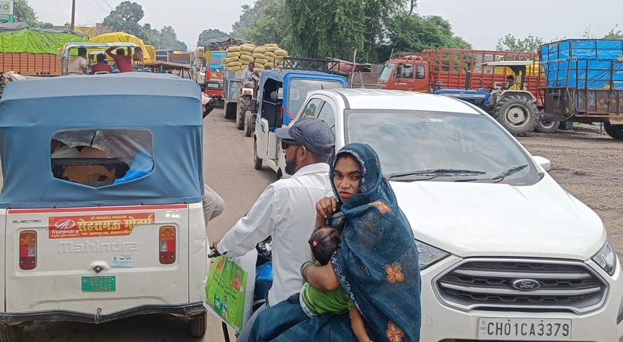 - कचहरी ओवरब्रिज से रोडवेज बस अडडे जाने वाले मार्ग पर लगा जाम। संवाद