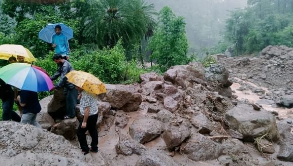 करेरी पंचायत के जंबली में बारिश से गौशाला में दबी बकरी को निकालते हुए व्यक्ति। स्रोत: प्रशासन