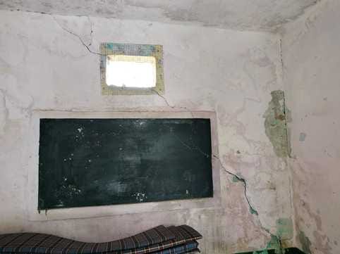 कांट में प्राथमिक विद्यालय बमौरी का जर्जर भवन। संवाद कांट में प्राथमिक विद्यालय बमौरी का जर्जर भवन। संवाद