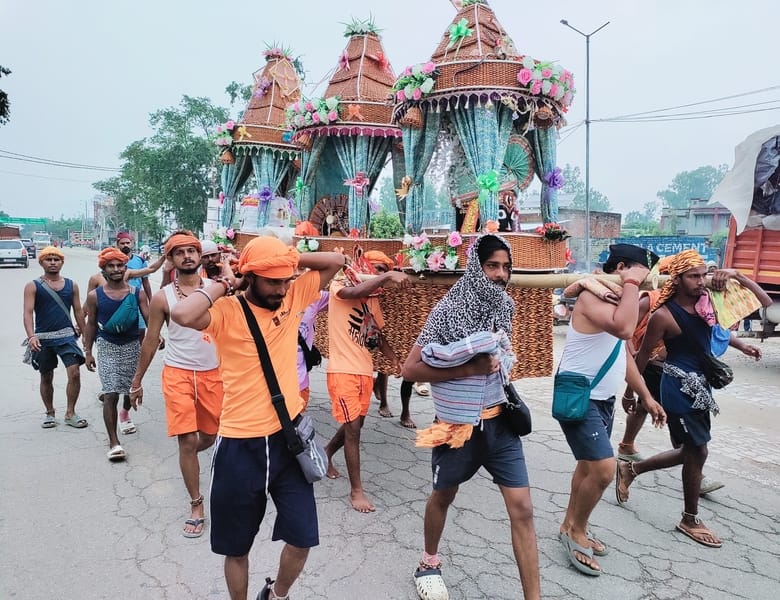 कांठ में हरिद्वार से लौट शिव भक्त कांवड़ियों के जत्थे में मुख्य आकर्षण का केंद्र शिव की विशाल