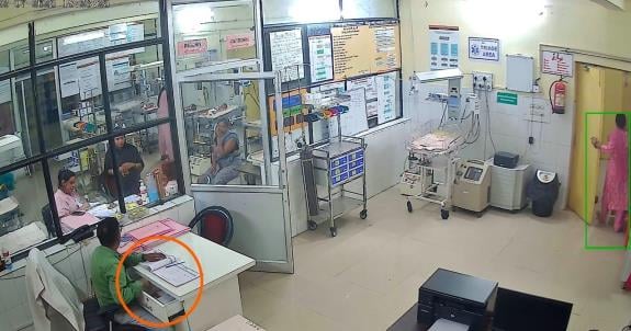 मेज की ड्रार में रुपये रखते हुए महिला।, मेज की ड्रार से रुपये निकालते डॉक्टर।, रुपये निकाल कर ज मेज की ड्रार में रुपये रखते हुए महिला।, मेज की ड्रार से रुपये निकालते डॉक्टर।, रुपये निकाल कर ज