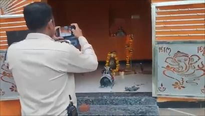 घटना के बारे में बताते पीड़ित