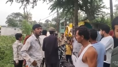 घटना के बारे में बताते पीड़ित