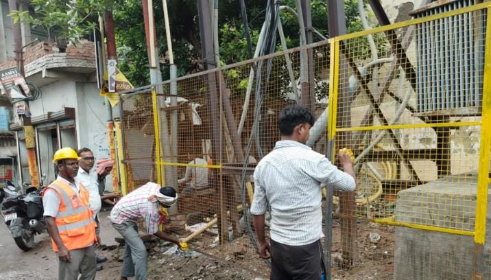 नूरबाड़ी क्षेत्र में ट्रांसफार्मर की जाली को दुरुस्त किया गया। नूरबाड़ी क्षेत्र में ट्रांसफार्मर की जाली को दुरुस्त किया गया।