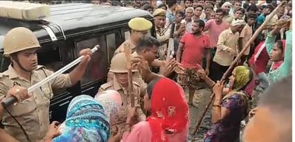 नूरपुर के गांव पुरैना में चोर बताकर दो भाईयों को पीटने की घटना के बाद जमा भीड़ और पुलिस। संवाद नूरपुर के गांव पुरैना में चोर बताकर दो भाईयों को पीटने की घटना के बाद जमा भीड़ और पुलिस। संवाद