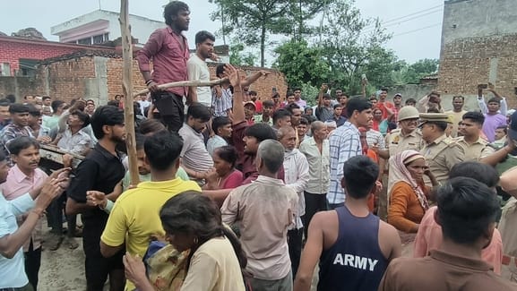 नूरपुर के गांव पुरैना में चोर बताकर दो भाईयों को पीटने की घटना के बाद जमा भीड़ और पुलिस। संवाद नूरपुर के गांव पुरैना में चोर बताकर दो भाईयों को पीटने की घटना के बाद जमा भीड़ और पुलिस। संवाद