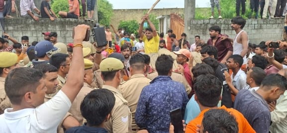 नूरपुर के गांव पुरैना में चोर बताकर दो भाईयों को पीटने की घटना के बाद जमा भीड़ और पुलिस। संवाद नूरपुर के गांव पुरैना में चोर बताकर दो भाईयों को पीटने की घटना के बाद जमा भीड़ और पुलिस। संवाद