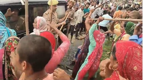 नूरपुर के गांव पुरैना में चोर बताकर दो भाईयों को पीटने की घटना के बाद जमा भीड़ और पुलिस। संवाद नूरपुर के गांव पुरैना में चोर बताकर दो भाईयों को पीटने की घटना के बाद जमा भीड़ और पुलिस। संवाद