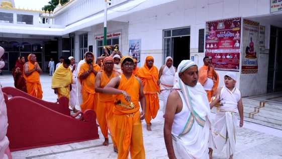 प्राचीन दिगंबर जैन बड़े मंदिर में पूजा अर्चना करते श्रद्धालु स्रोत संवाद प्राचीन दिगंबर जैन बड़े मंदिर में पूजा अर्चना करते श्रद्धालु स्रोत संवाद