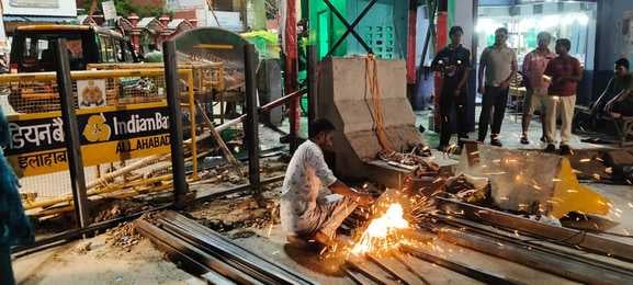 पौराणिक शिव मंदिर मुख्य मार्ग में बैरिकेडिंग पर लगाए जा रहे फाटक। संवाद पौराणिक शिव मंदिर मुख्य मार्ग में बैरिकेडिंग पर लगाए जा रहे फाटक। संवाद