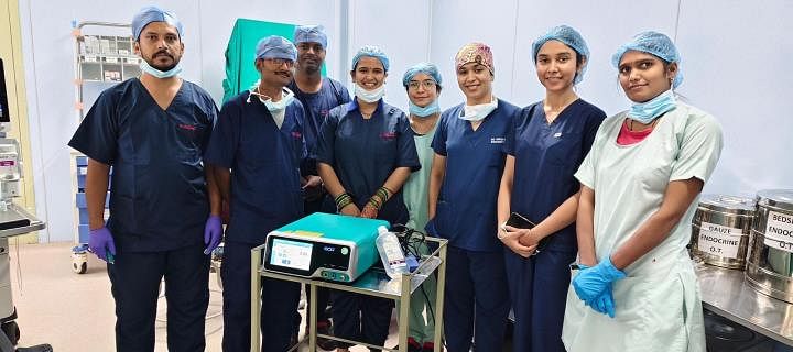 रोबोटिक सर्जरी करने वाली टीम। रोबोटिक सर्जरी करने वाली टीम।