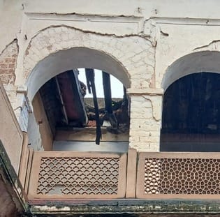 राजकीय प्राथमिक पाठशाला नंबर 2 का जर्जर भवन। संवाद