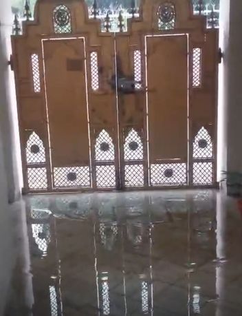 सोनीपत रोड पर बारिश के बाद हुए जलभराव के दौरान जाता बाइक सवार। संवाद सोनीपत रोड पर बारिश के बाद हुए जलभराव के दौरान जाता बाइक सवार। संवाद