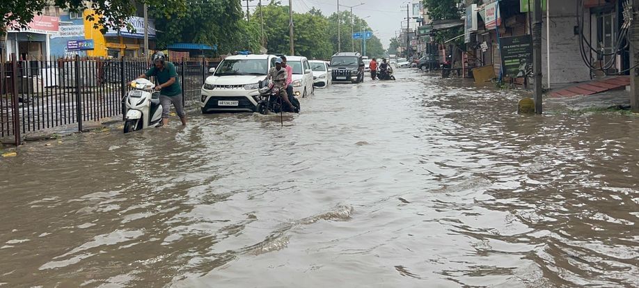 सोनीपत रोड पर बारिश के बाद हुए जलभराव के दौरान जाता बाइक सवार। संवाद सोनीपत रोड पर बारिश के बाद हुए जलभराव के दौरान जाता बाइक सवार। संवाद