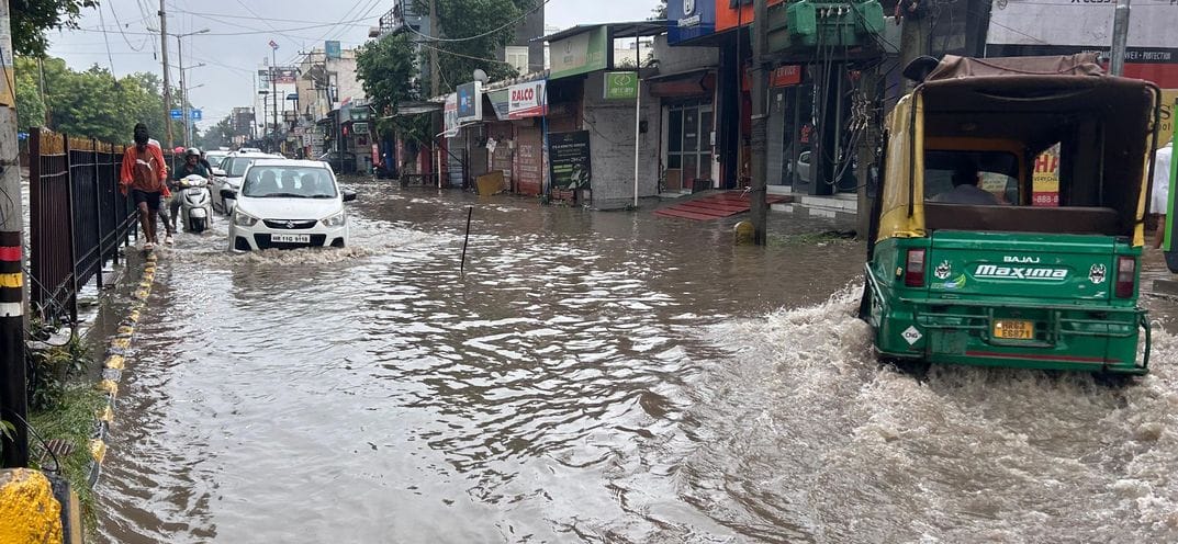 सोनीपत रोड पर बारिश के बाद हुए जलभराव के दौरान जाता बाइक सवार। संवाद