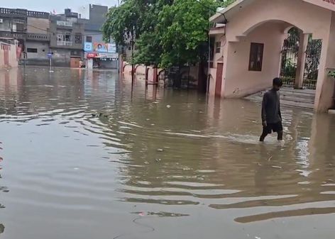 सोनीपत रोड पर बारिश के बाद हुए जलभराव के दौरान जाता बाइक सवार। संवाद सोनीपत रोड पर बारिश के बाद हुए जलभराव के दौरान जाता बाइक सवार। संवाद