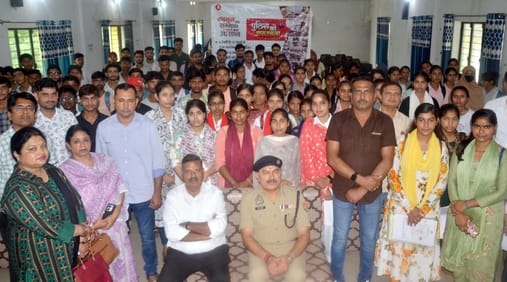 शामली के वीवी डिग्री कॉलेज में अमर उजाला फाउंडेशन द्वारा आयोजित पुलिस पाठशाला में छात्र छात्राओ शामली के वीवी डिग्री कॉलेज में अमर उजाला फाउंडेशन द्वारा आयोजित पुलिस पाठशाला में छात्र छात्राओ