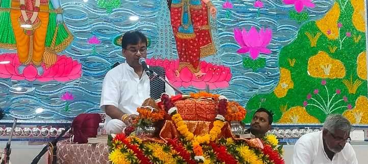 श्री लक्ष्मी नारायण मंदिर में शिव महापुराण कथा सुनते लोग। स्रोत : मंदिर