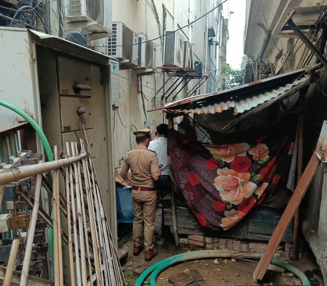 ट्रांसफार्मर के पास इस झोपड़ी में रह रहे थे मजदूर। ट्रांसफार्मर के पास इस झोपड़ी में रह रहे थे मजदूर।