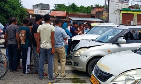 देवबंद के सांपला खत्री गांव में बदमाशों के देखे जाने के बाद इकट्ठा ग्रामीणों की भीड़ और मौके पर