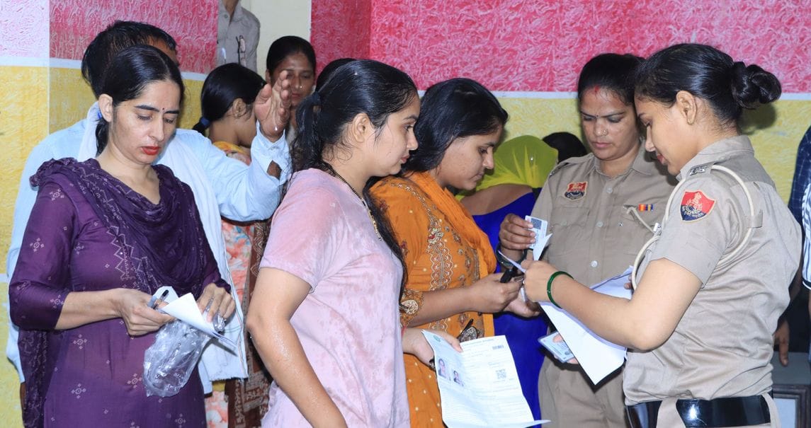 वैश्य पब्लिक स्कूल में एचटेट के लिए अपना कड़ा उतारती अभ्यर्थी। संवाद वैश्य पब्लिक स्कूल में एचटेट के लिए अपना कड़ा उतारती अभ्यर्थी। संवाद