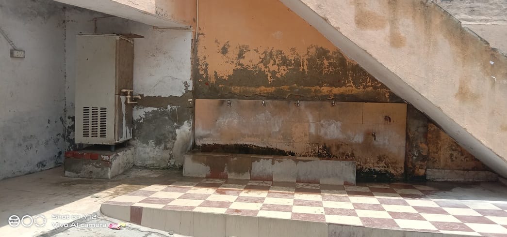 01जेएनडी06-बाल आश्रम स्कूल की दीवारों के ऊपरी हिस्से में दरार। संवाद 01जेएनडी06-बाल आश्रम स्कूल की दीवारों के ऊपरी हिस्से में दरार। संवाद