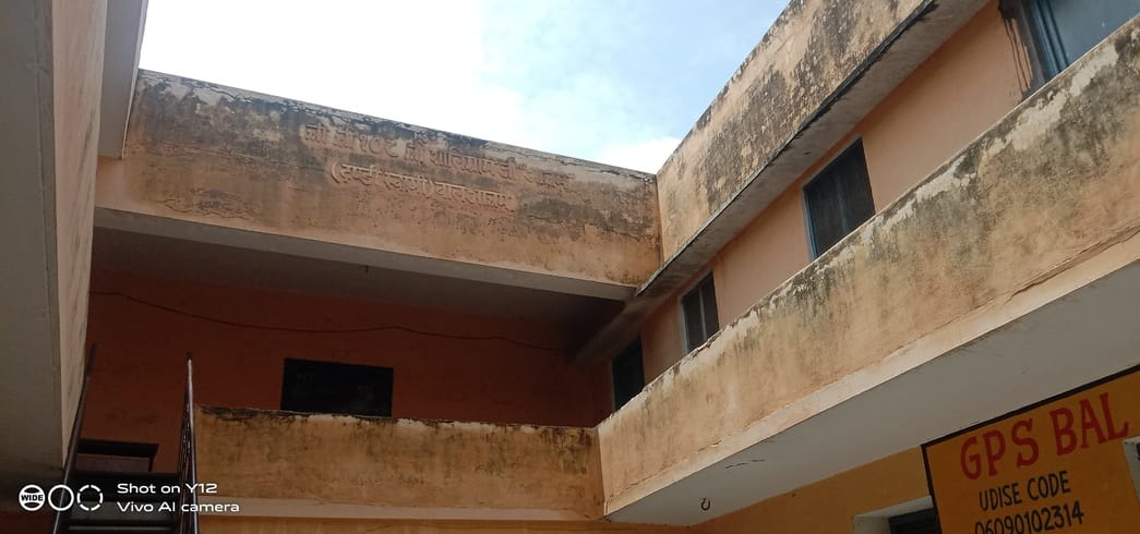 01जेएनडी06-बाल आश्रम स्कूल की दीवारों के ऊपरी हिस्से में दरार। संवाद 01जेएनडी06-बाल आश्रम स्कूल की दीवारों के ऊपरी हिस्से में दरार। संवाद
