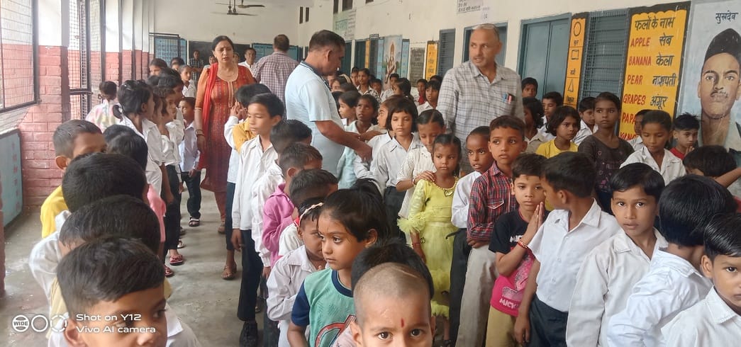 01जेएनडी06-बाल आश्रम स्कूल की दीवारों के ऊपरी हिस्से में दरार। संवाद 01जेएनडी06-बाल आश्रम स्कूल की दीवारों के ऊपरी हिस्से में दरार। संवाद