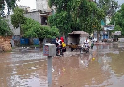 01जेएनडी22-पटियाला चौक के पास दूसरे दिन भी जमा बरसाती पानी से गुजरते वाहन। संवाद