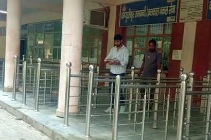 01जेएनडी26-तहसील कार्यालय में रजिस्ट्ररी करवाते हुए लोग। संवाद 01जेएनडी26-तहसील कार्यालय में रजिस्ट्ररी करवाते हुए लोग। संवाद