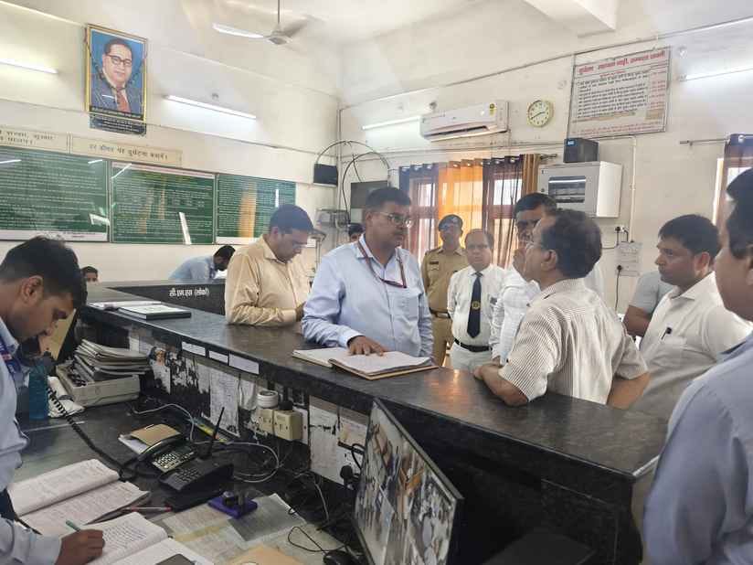 अंबाला छावनी स्टेशन पर क्रू लॉबी में ट्रेन संचालन से जुड़े कर्मचारियों से मंत्रणा करते उत्तर रे