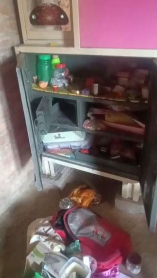 बसोमा गांव में चोरी की जानकारी देतीं गृहस्वामिनी। संवाद बसोमा गांव में चोरी की जानकारी देतीं गृहस्वामिनी। संवाद