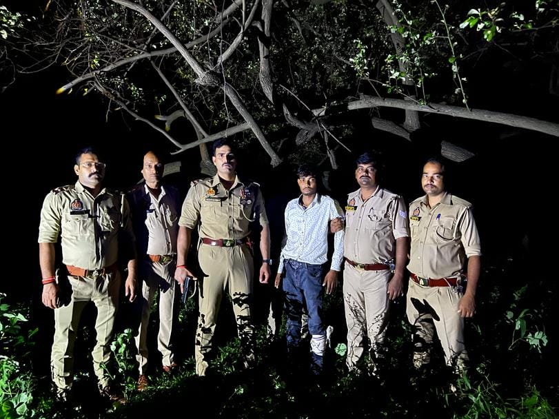 बदमाशों से बरामद घंटे व चोरी करने के उपकरण। स्रोत : पुलिस मीडिया सेल। बदमाशों से बरामद घंटे व चोरी करने के उपकरण। स्रोत : पुलिस मीडिया सेल।