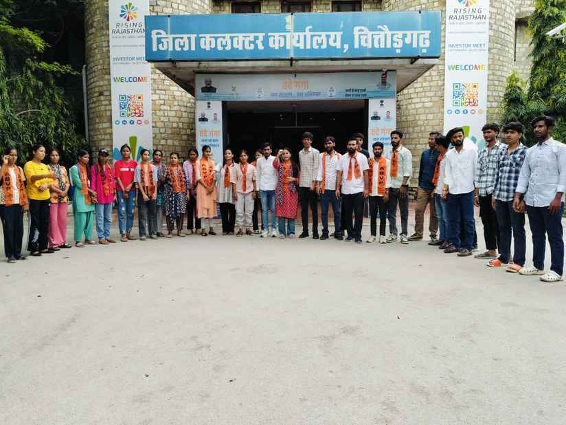 चित्तौड़गढ़ में शनिवार को मेवाड़ यूनिवर्सिटी के खिलाफ प्रदर्शन करते एबीवीपी कार्यकर्ता।