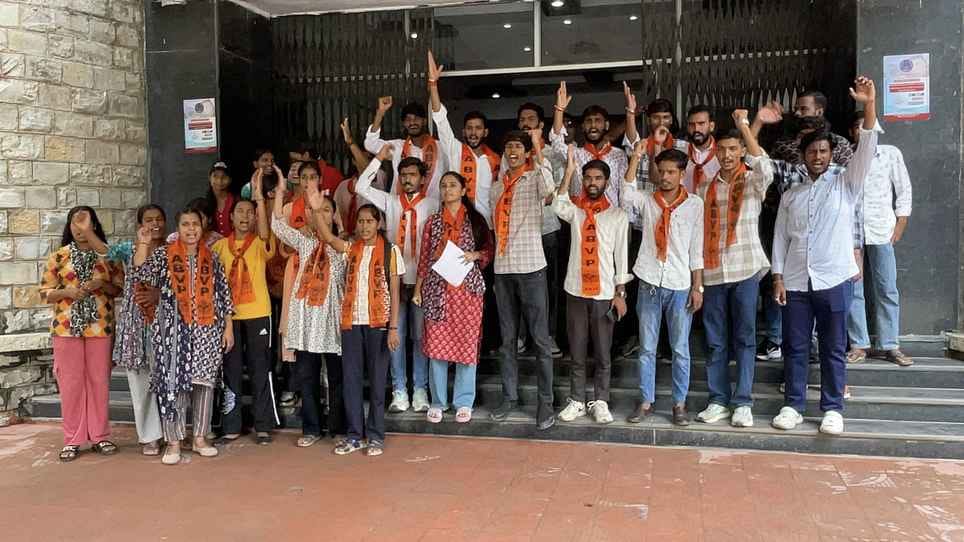 चित्तौड़गढ़ में शनिवार को मेवाड़ यूनिवर्सिटी के खिलाफ प्रदर्शन करते एबीवीपी कार्यकर्ता।